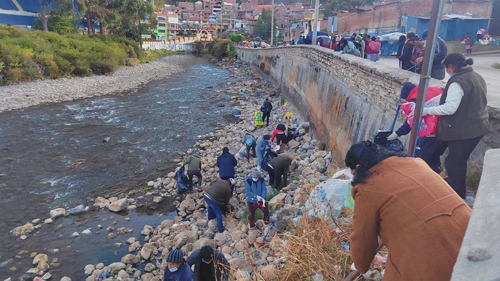 SON COMERCIANTES: MÁS DE 500 LIMPIAN LA RIBERAS DEL RÍO ICHU