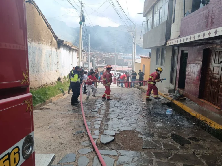 HUANCAVELICA: VORAZ INCENDIO ARRASA 2DO. PISO DE VIVIENDA