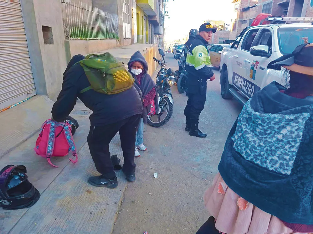 IMPACTADOS POR AUTO: PADRE E HIJA RESULTAN HERIDOS