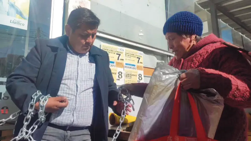 ¡PIDE JUSTICIA!: EMPRESARIO SE ENCADENA EXIGIENDO PAGO DE DEUDAS