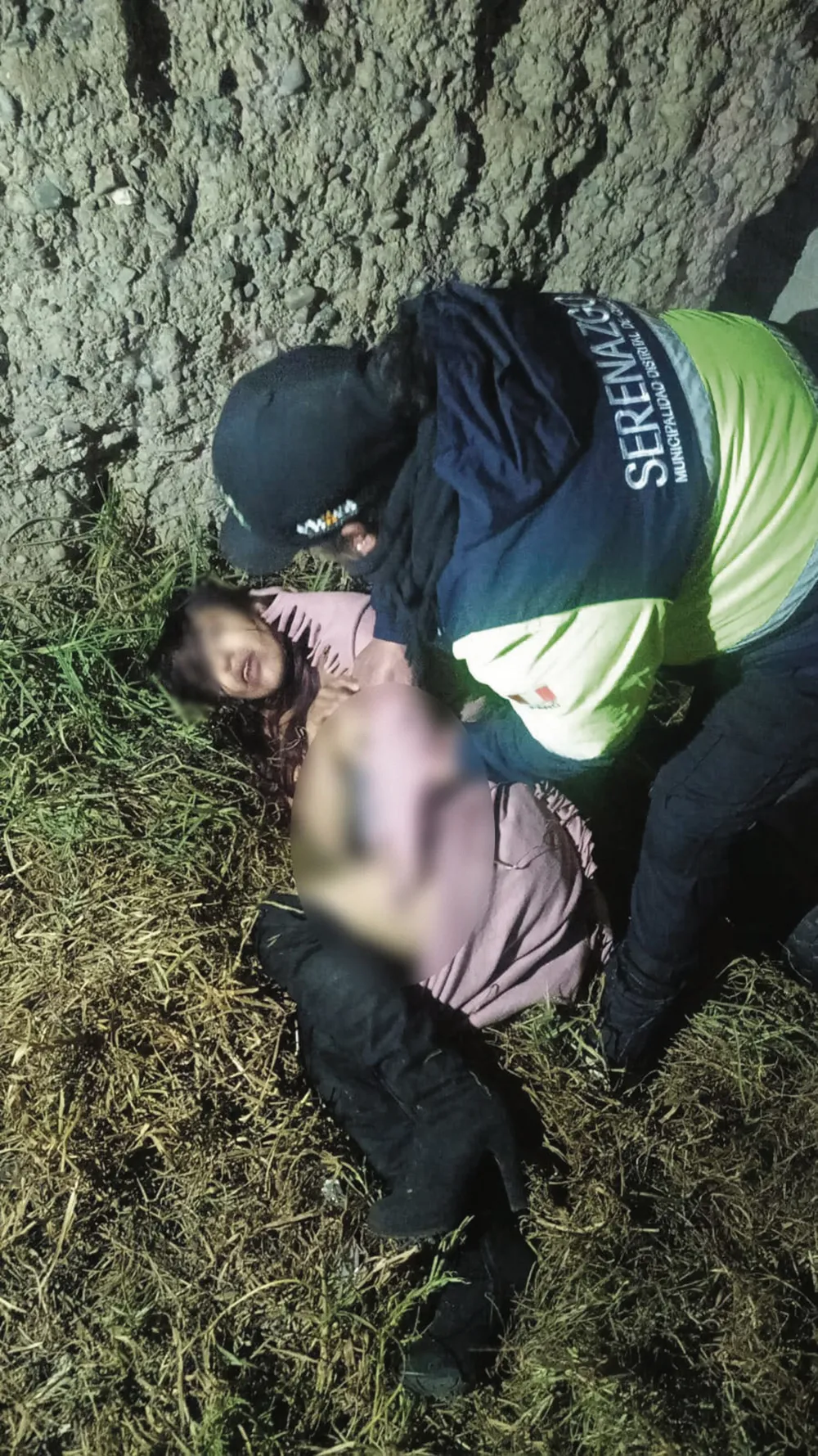 SERENOS ACUDEN: JOVEN MUJER ES ENCONTRADA SEMI DESNUDA EN DESCAMPADO