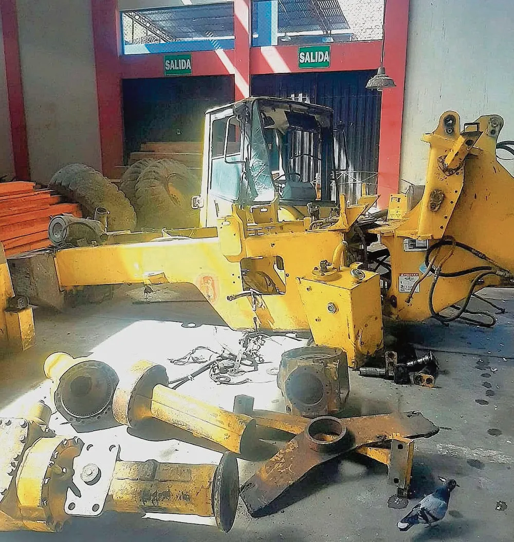 HUANCABAMBA: CARGADOR FRONTAL APARECE DESMANTELADO