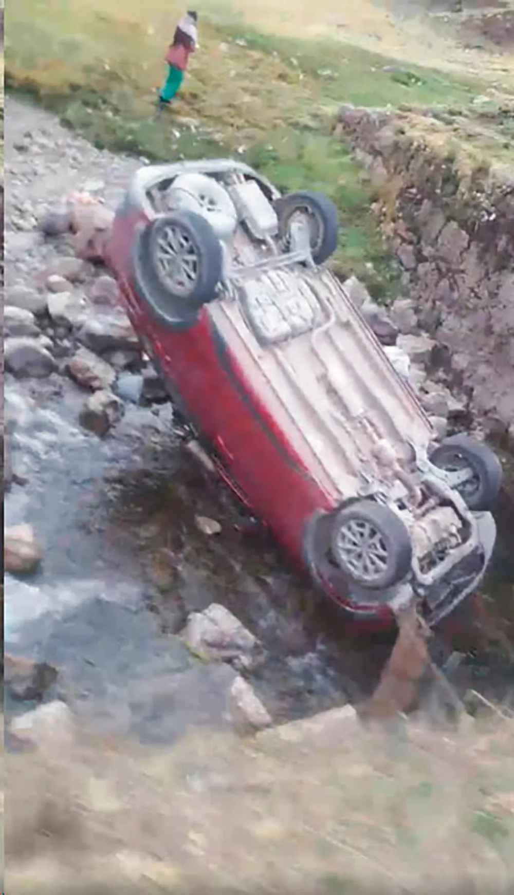 ENTRE PAUCARÁ-ACOBAMBA: VEHÍCULO CAE A RÍO EN EL SECTOR DE CALICANTO