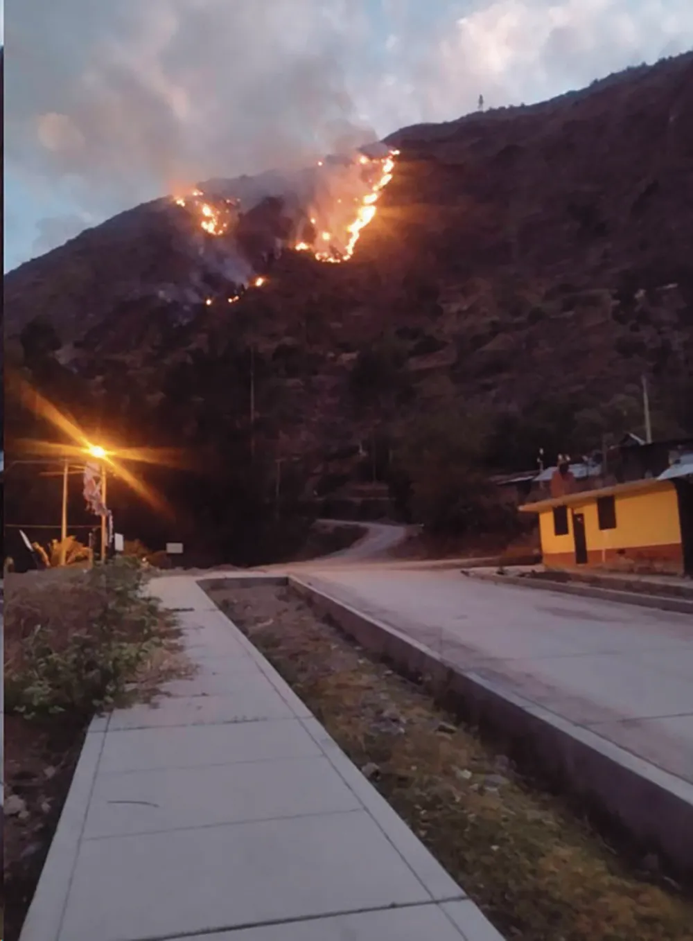 EN DOS CERROS: ACORIA INCENDIOS FORESTALES ARRASAN MÁS DE 07 HECTÁREAS