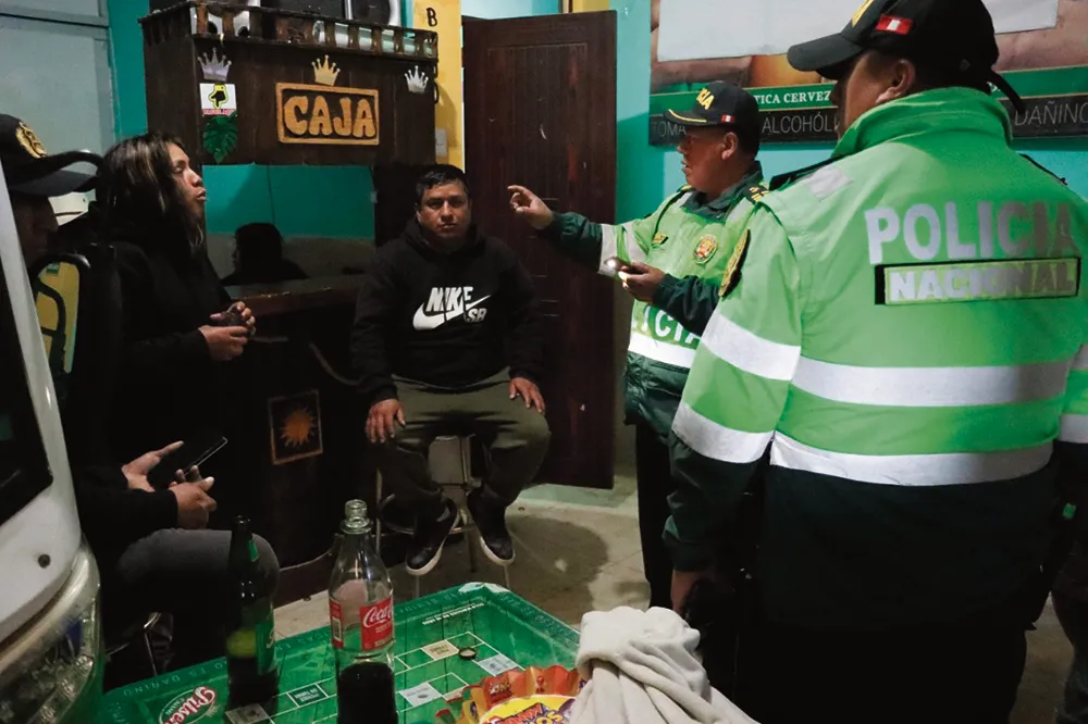 ¡QUÉ DESCUIDO DE LA MADRE!: HALLAN A MENOR DE EDAD EN CHINGANA MIENTRAS SU MAMÁ SE EMBORRACHABA