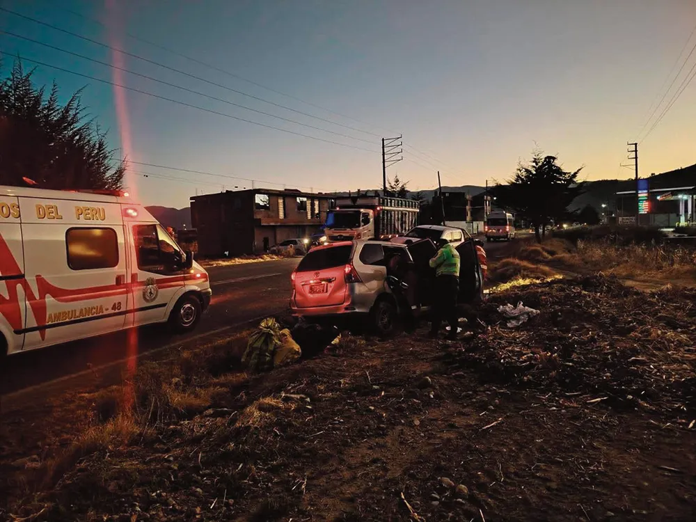 CHOQUE FRONTAL CAMIONETA-AUTOMOVIL: DEJA 10 HERIDOS GRAVES EN LA CARRETERA CENTRAL