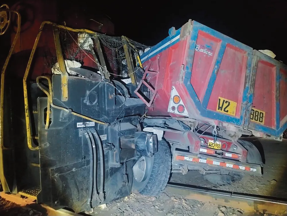 EN TAMBO DE VISO: TRÁILER CON CARGA DE COMBUSTIBLE VUELCA