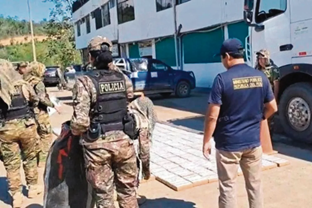 TRAFICANTES DE DROGA: PRETENDÍAN SACAR EN VOLQUETE 446 KILOS DE COCAÍNA DEL VRAEM