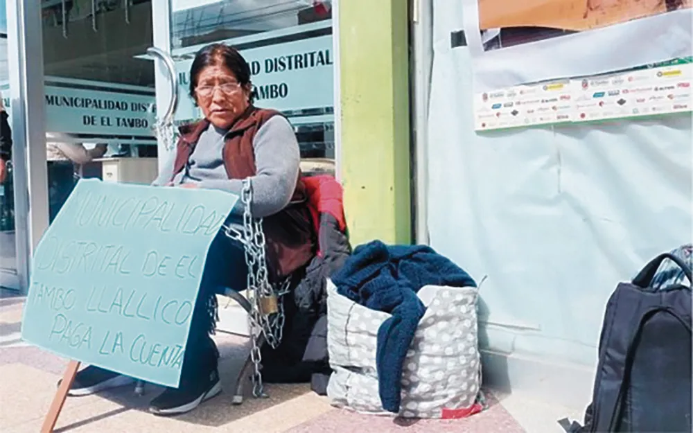EXIGIENDO SU PAGO: RAFAELA MALLMA SE ENCADENA EN PUERTA DE LA MDT