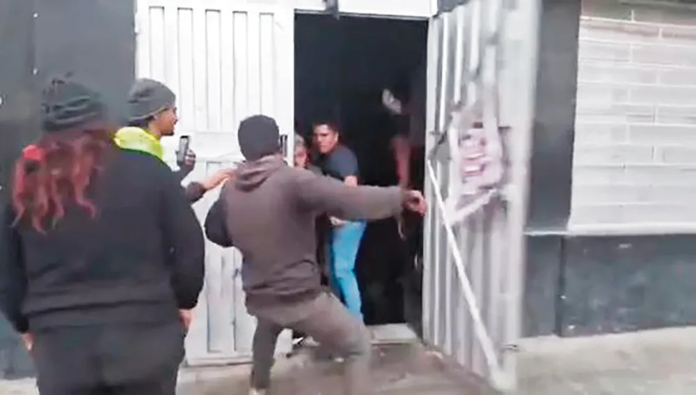 CUANDO TRANSMITÍA EN VIVO: ROBAN TELÉFONO CELULAR A PERIODISTA TARMEÑO