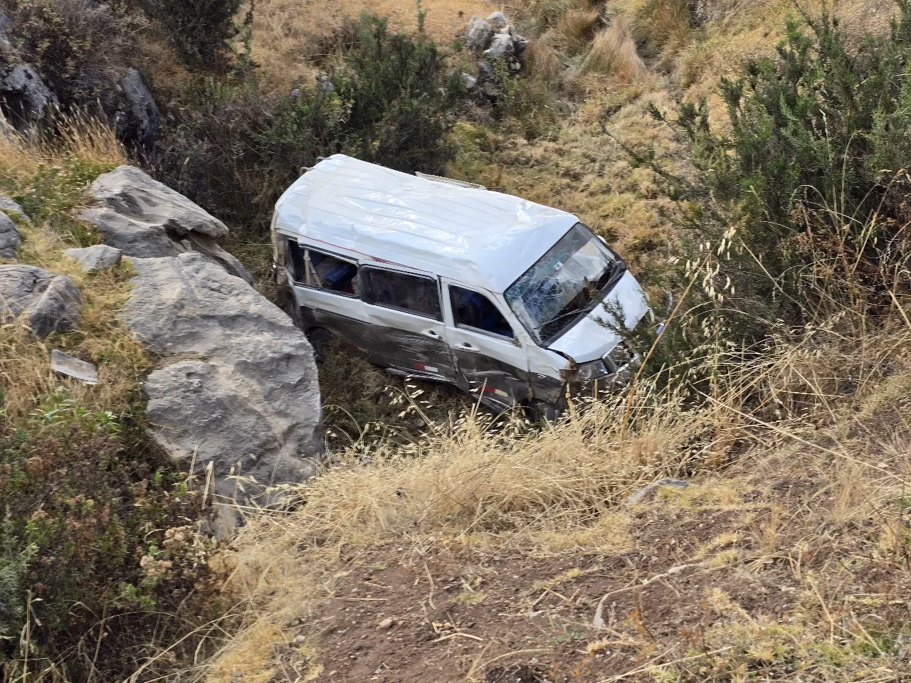 MINIVAN CAE AL PRECIPICIO: CUATRO ESCOLARES Y 5 PASAJEROS SE SALVAN DE MILAGRO