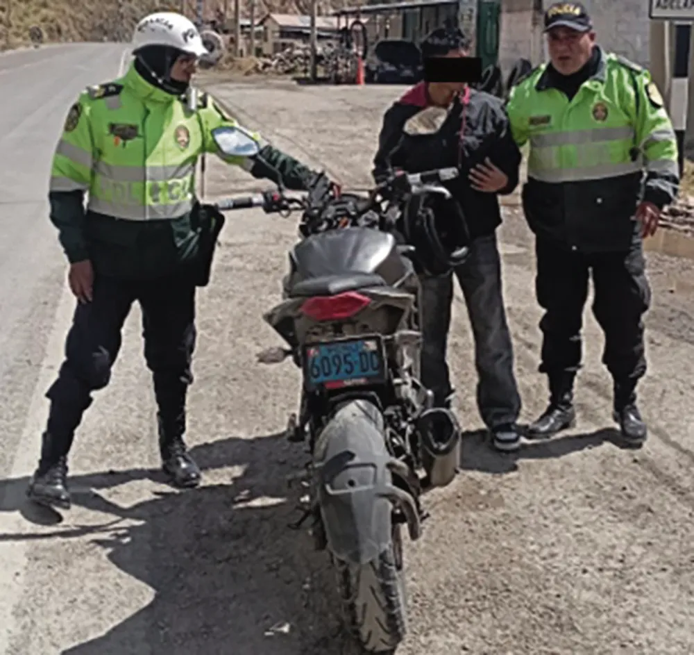 POLICIA DE LA OROYA: RECUPERA UNA MOTOCICLETA QUE CIRCULABA CON PLACA FALSA