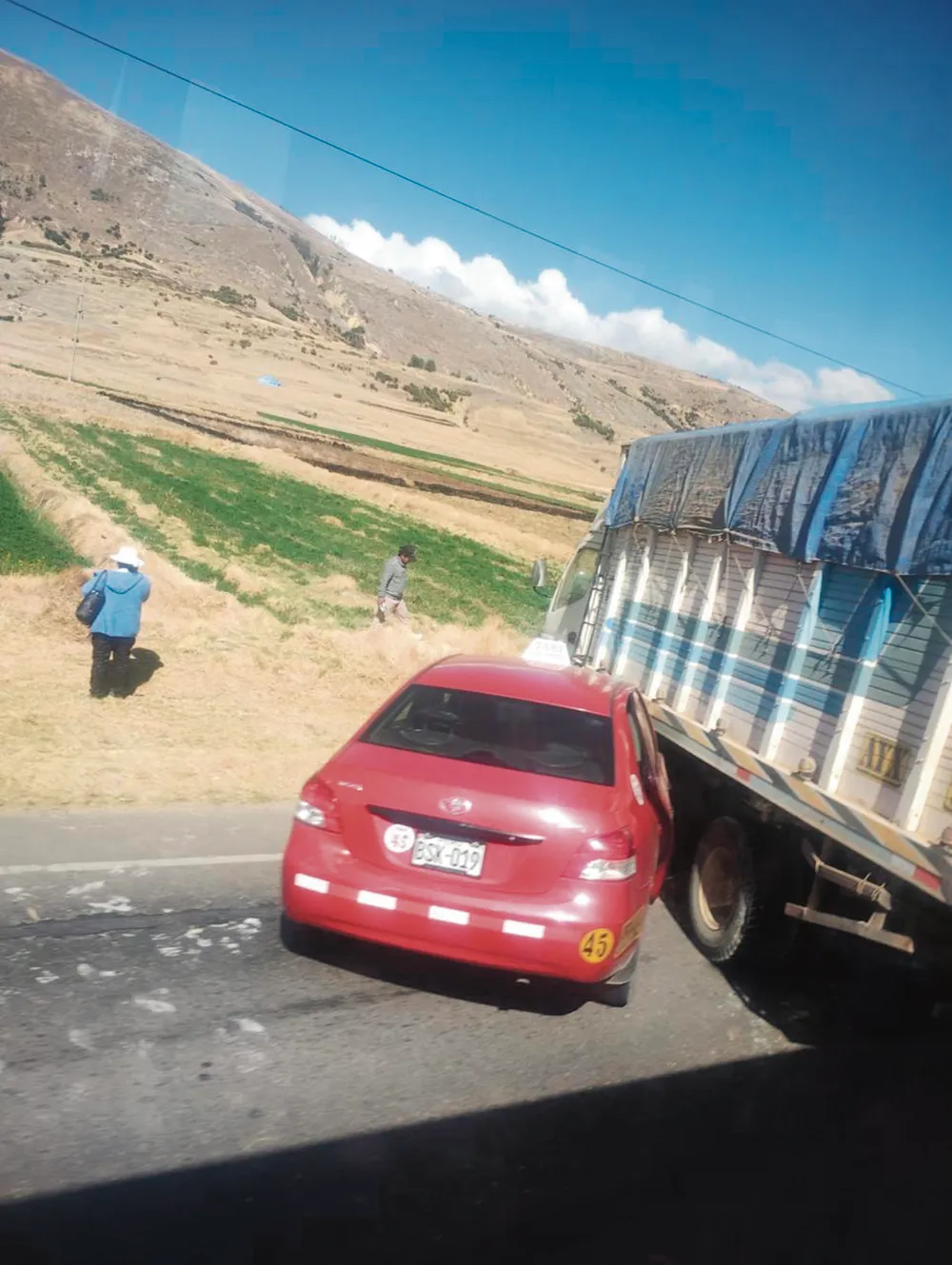 EN CARRETERA CENTRAL: VIOLENTO CHOQUE DE AUTO Y CAMIÓN DEJA 10 HERIDOS