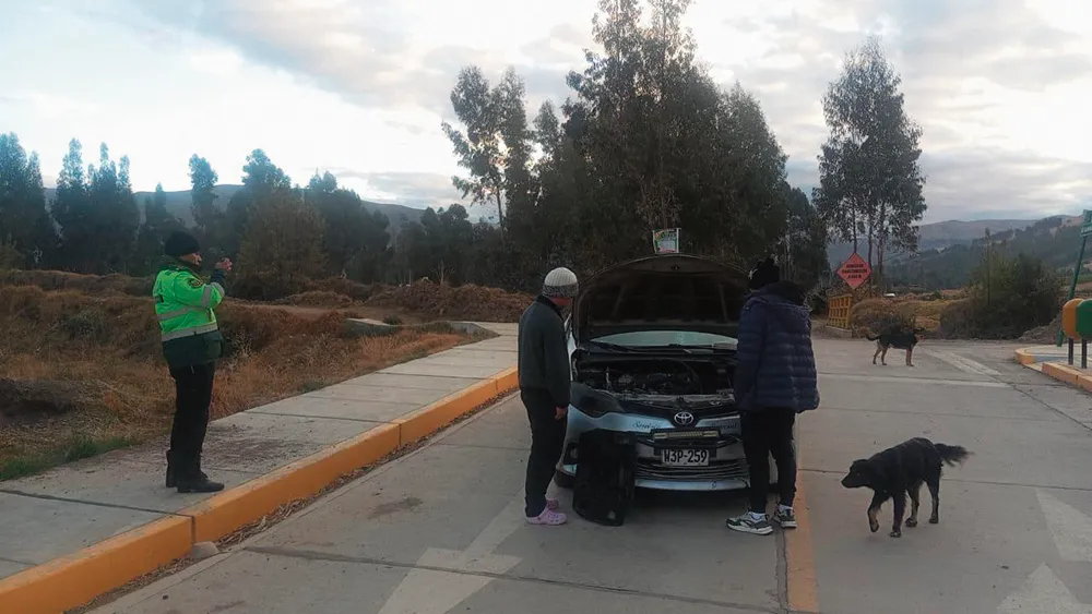 EN APATA-JAUJA: DEJA SU CARRO FRENTE A SU CASA Y DELINCUENTES SE LLEVAN PARA DESMANTELARLA