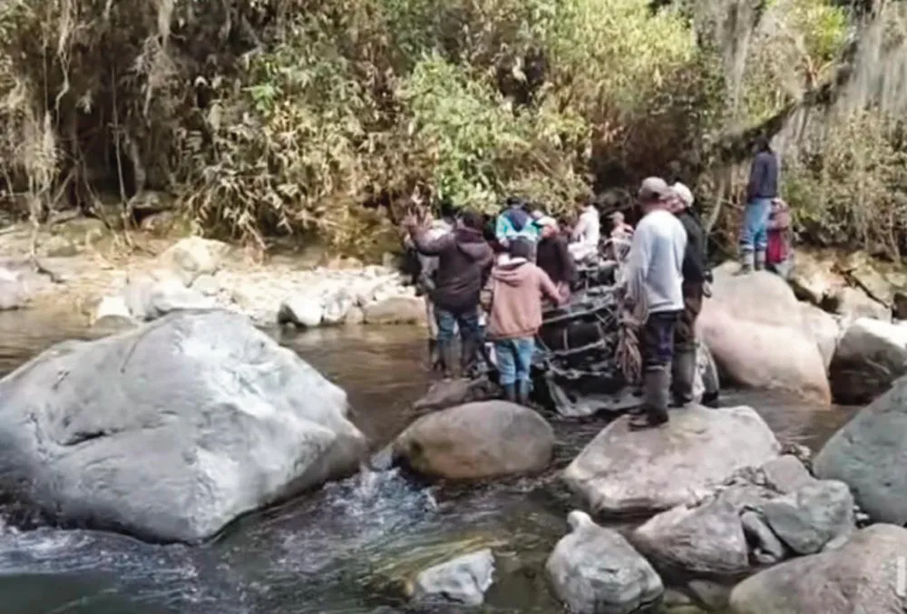 HUALLAMAYO-PUCARÁ: VEHÍCULO CAE A BARRANCO DEJANDO SIETE FALLECIDOS
