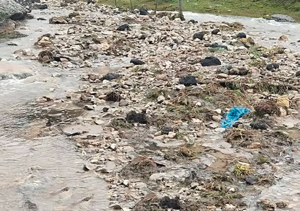 YANACANCHA: EROSIÓN DE AGUAS AFECTA VÍA VECINAL
