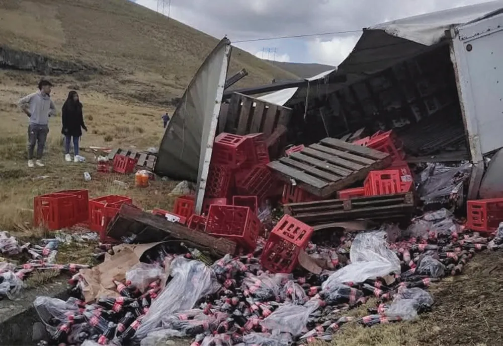 ENTRE LA OROYA-PASCO: TRAILER CON GASEOSAS SUFRE GRAVE ACCIDENTE