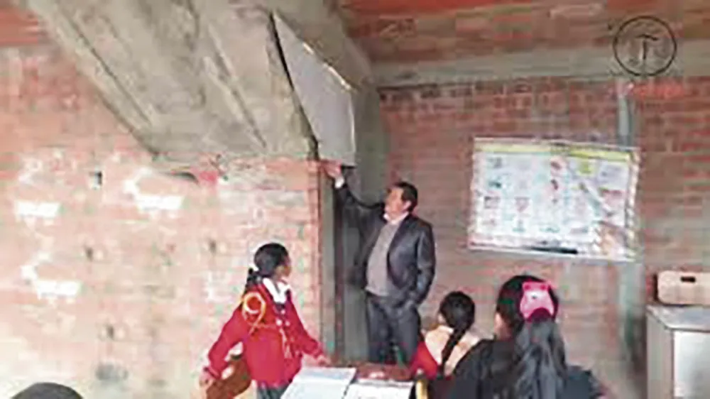 SANTA ANA DE TUSI: ESCOLARES ESTUDIAN EN SITUACIÓN PRECARIA