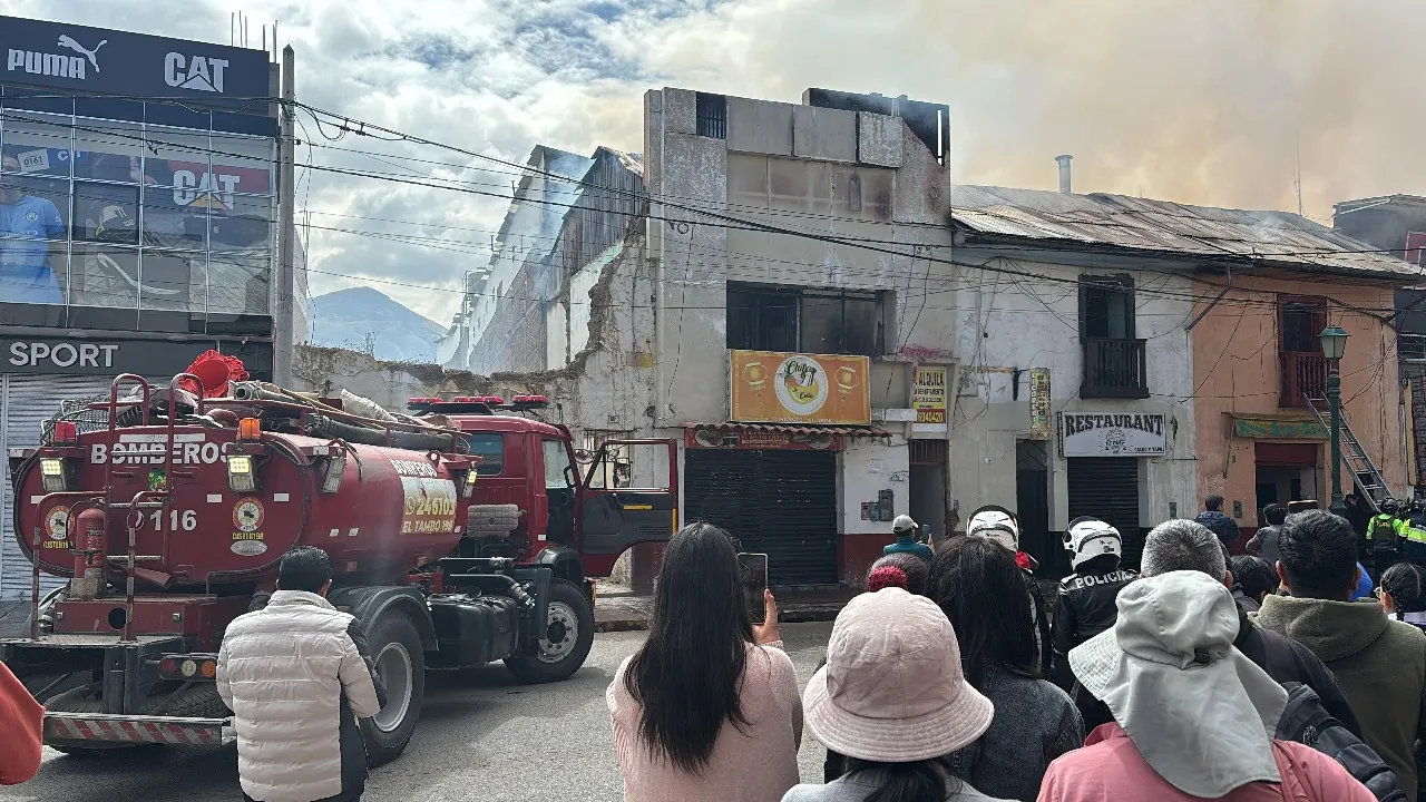 ENTRE REAL Y ANGARAES: INCENDIO EN CHIFA ALARMÓ A VECINOS