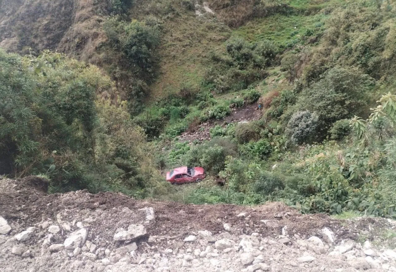 AUTOMÓVIL CAE A UN ABISMO: DEJA TRES HERIDOS GRAVES EN HUASAHUASI