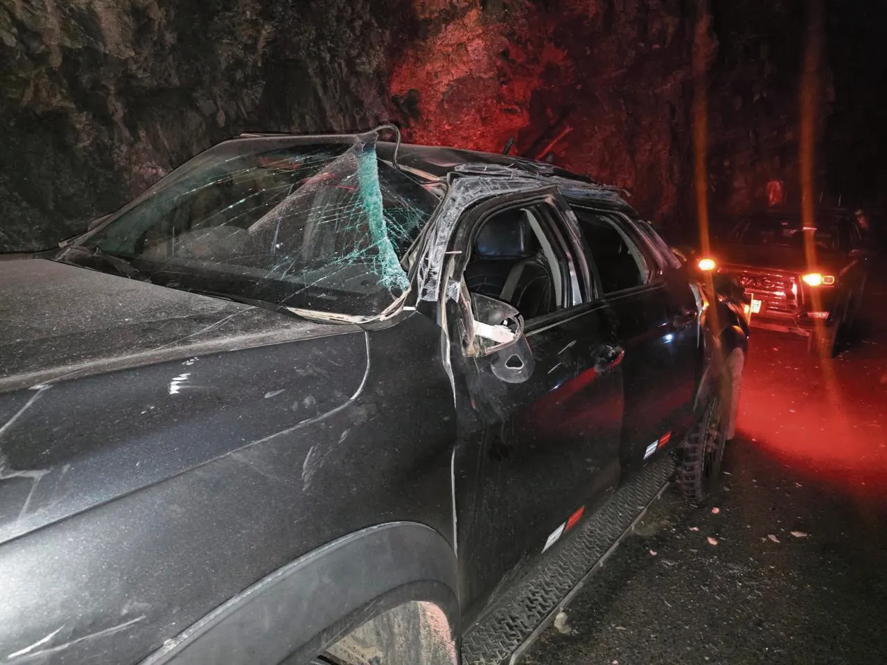 EN TÚNEL “PAN DE AZÚCAR”: CAMIÓN DE CARGA CASI APLASTA A CAMIONETA
