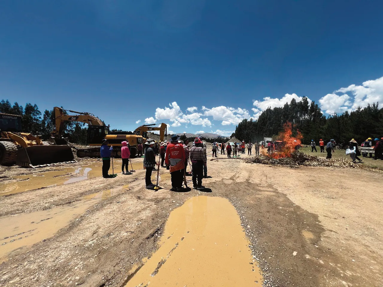 COMUNEROS EVALÚAN: PARO PROVINCIAL POR ABANDONO DE LA OBRA JU-103 JAUJA