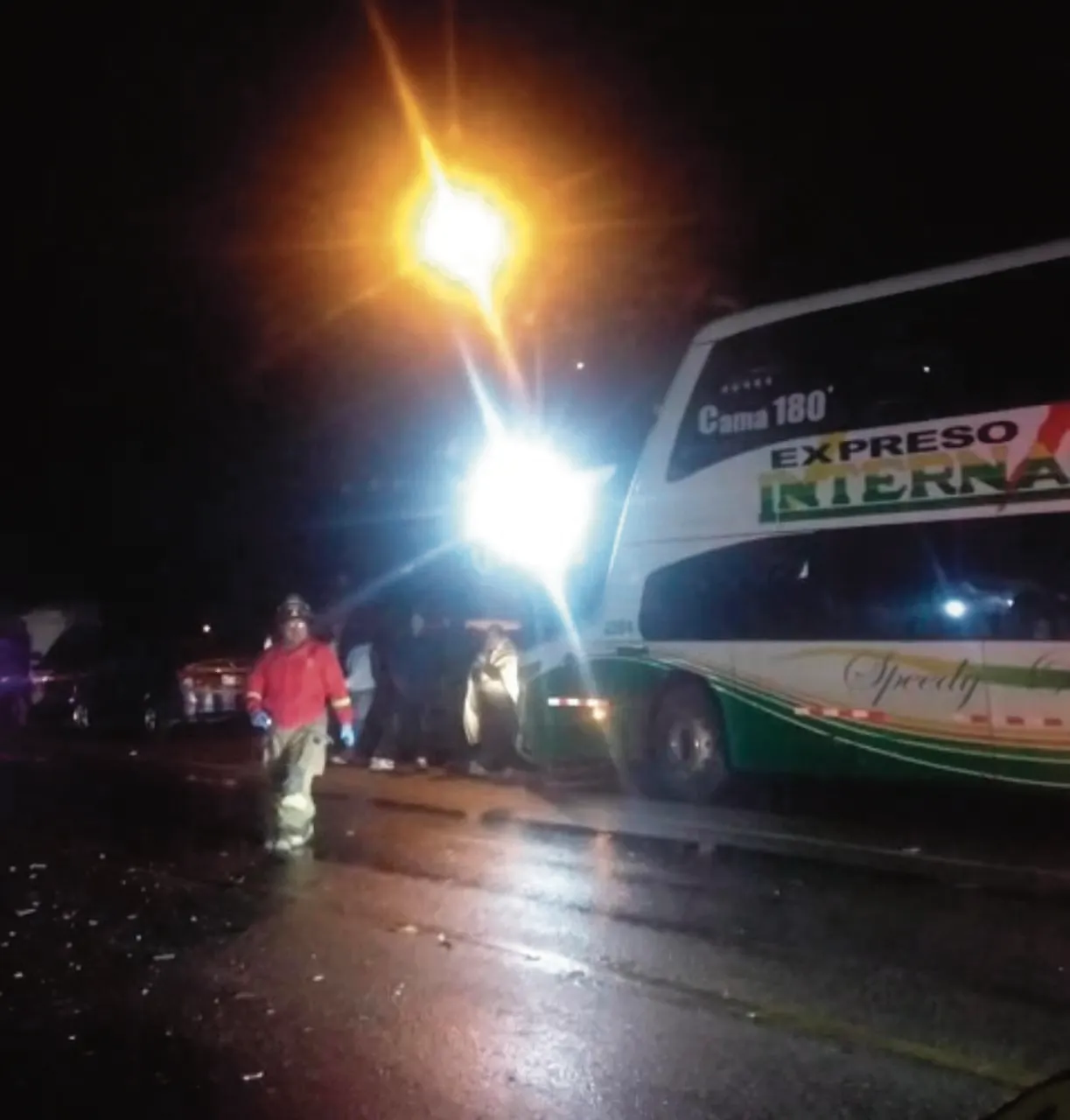 VIOLENTO CHOQUE DE BUS Y AUTO: DEJA VARIOS HERIDOS EN LA VÍA JAUJA-HUANCAYO