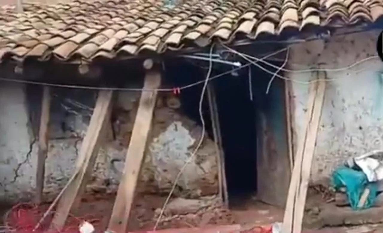 VIVIENDA SE DERRUMBA: FAMILIA SE SALVA DE MORIR APLASTADA EN SAUSA