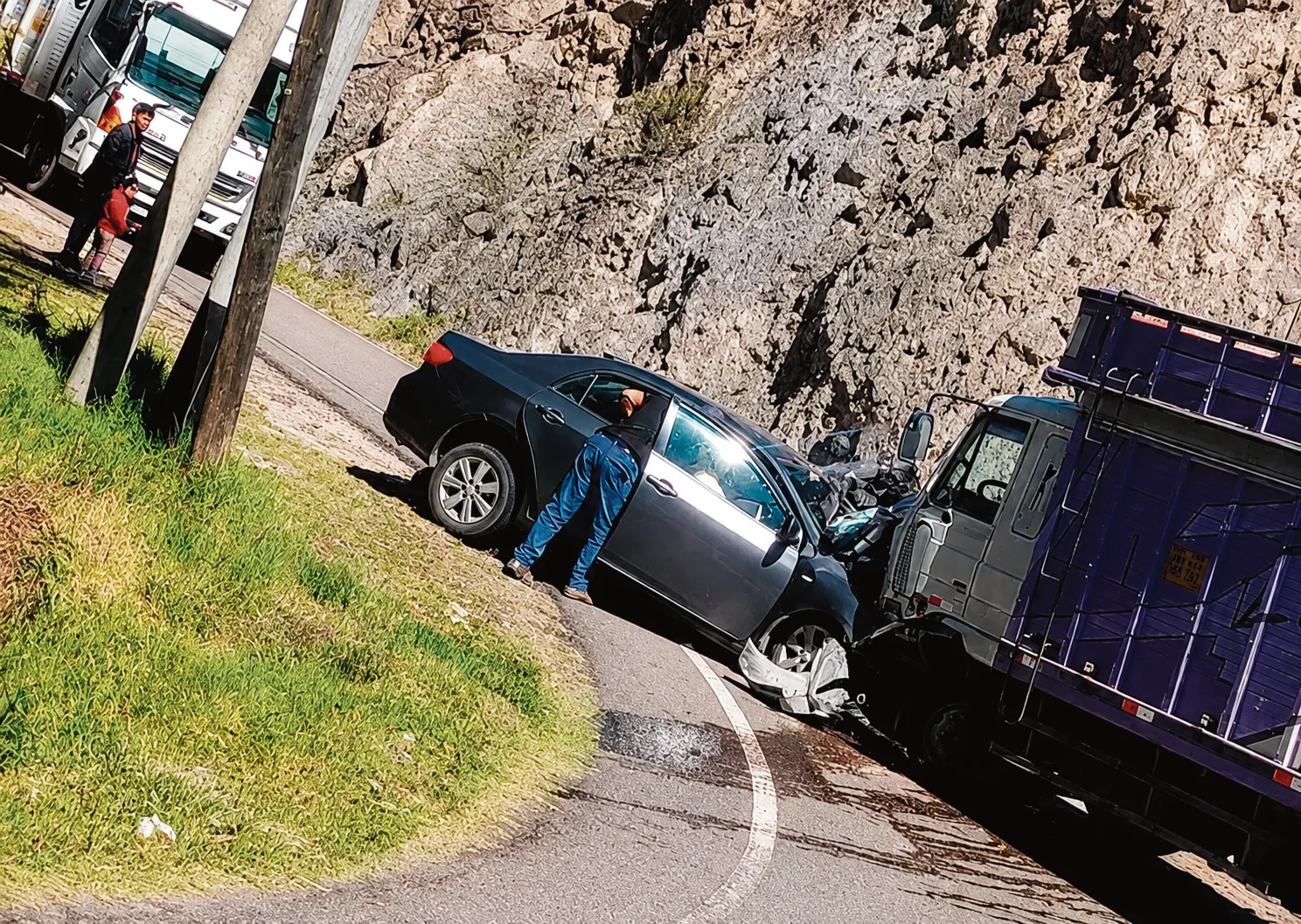 HUANDO: CINCO HERIDOS EN CHOQUE ENTRE AUTO CON UN CAMIÓN