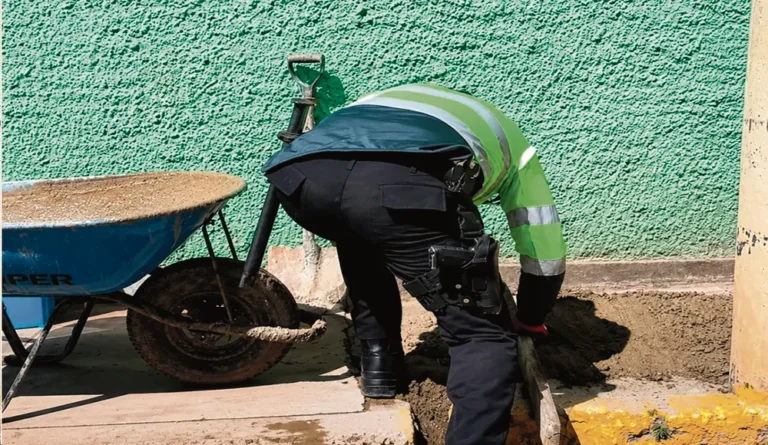 HUANCAVELICA: POLICÍAS REPARAN VEREDA PARA PREVENIR ACCIDENTES