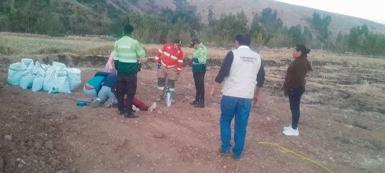 POR INTENTAR RESCATAR MASCOTA: DOS HERMANITAS CAEN A UNA POZA Y FALLECE UNA DE ELLOS