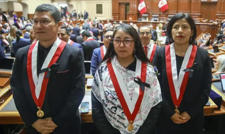 BANCADA AHORA NACIÓN REALIZA PROTESTA SIMBÓLICA DURANTE JURAMENTACIÓN DE KEIKO FUJIMORI