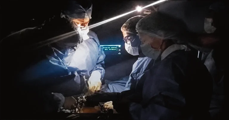 A FALTA DE LUZ ELÉCTRICA: ATIENDEN PARTO CON LINTERNA EN CENTRO DE SALUD DE PAUCARTAMBO
