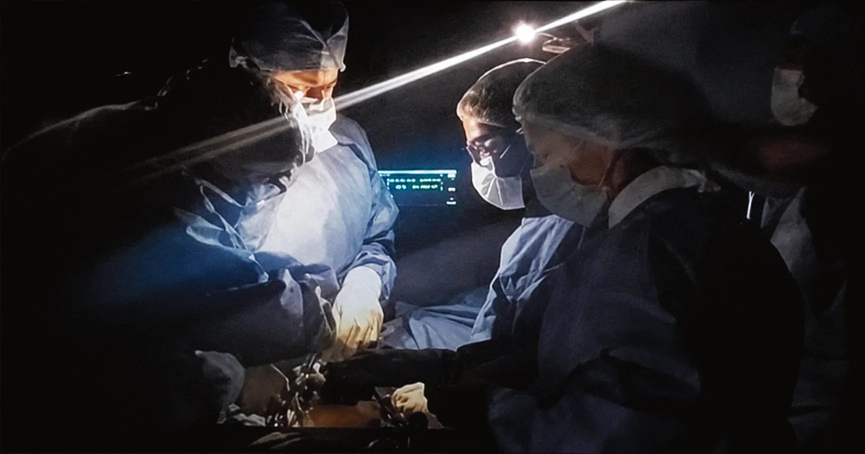 A FALTA DE LUZ ELÉCTRICA: ATIENDEN PARTO CON LINTERNA EN CENTRO DE SALUD DE PAUCARTAMBO