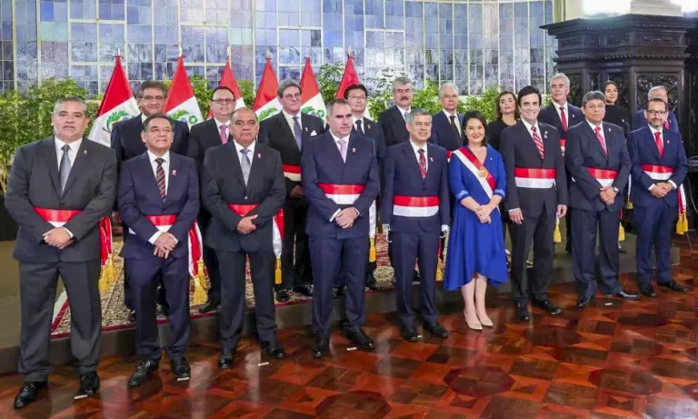 KEIKO FUJIMORI PRESENTA A SU PRIMER GABINETE MINISTERIAL