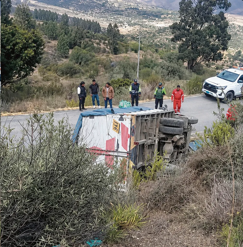 VÍA CHURCAMPA-MAYOCC: DOS HERIDOS TRAS VOLCAR VEHÍCULO