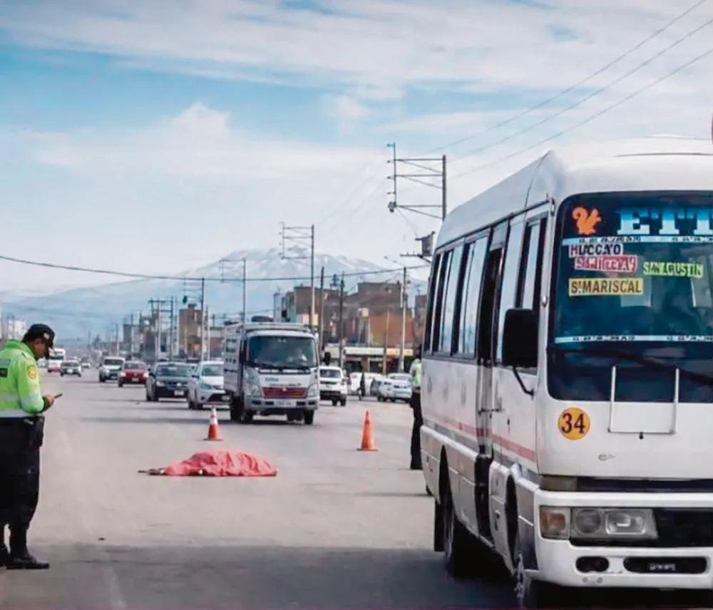 COBRADORA PIERDE LA VIDA: ES ATROPELLADA AL CAER DE CÚSTER EN MARCHA EN CAJAS