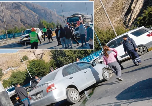 ACCIDENTE EN CARRETERA CENTRAL: CHOQUE ENTRE MINIVÁN Y AUTOMÓVIL DEJA HERIDOS Y CONGESTIÓN VEHICULAR
