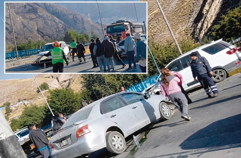 ACCIDENTE EN CARRETERA CENTRAL: CHOQUE ENTRE MINIVÁN Y AUTOMÓVIL DEJA HERIDOS Y CONGESTIÓN VEHICULAR