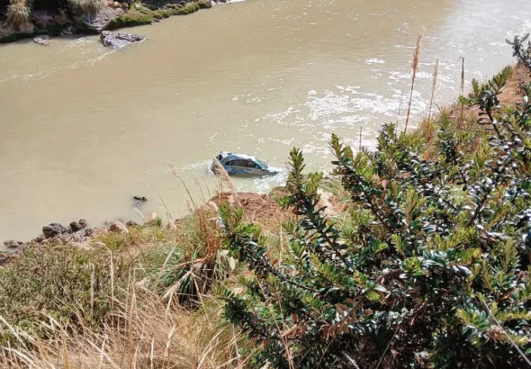 CAMIONETA CON 6 OCUPANTES: Y CAE AL RÍO MANTARO EN CHACAPALPA