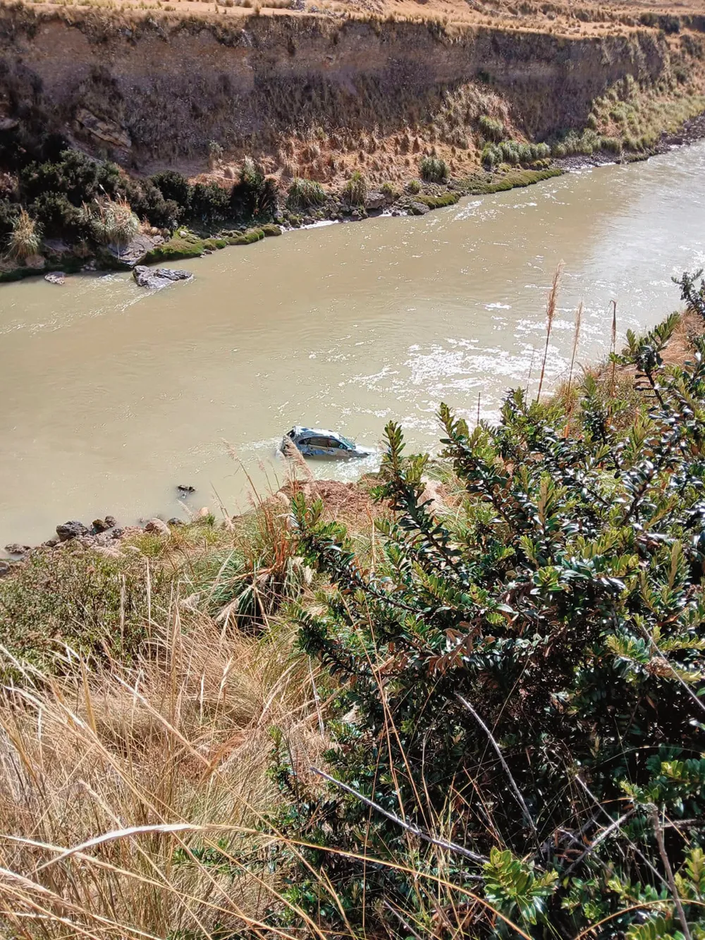 CAMIONETA CON 6 OCUPANTES: Y CAE AL RÍO MANTARO EN CHACAPALPA