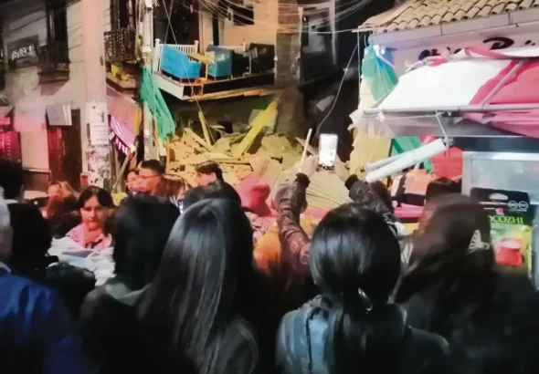 NO SE REGISTRÓ DAÑOS PERSONALES: CAE CASONA EN PLENO CENTRO DE HUANCAYO