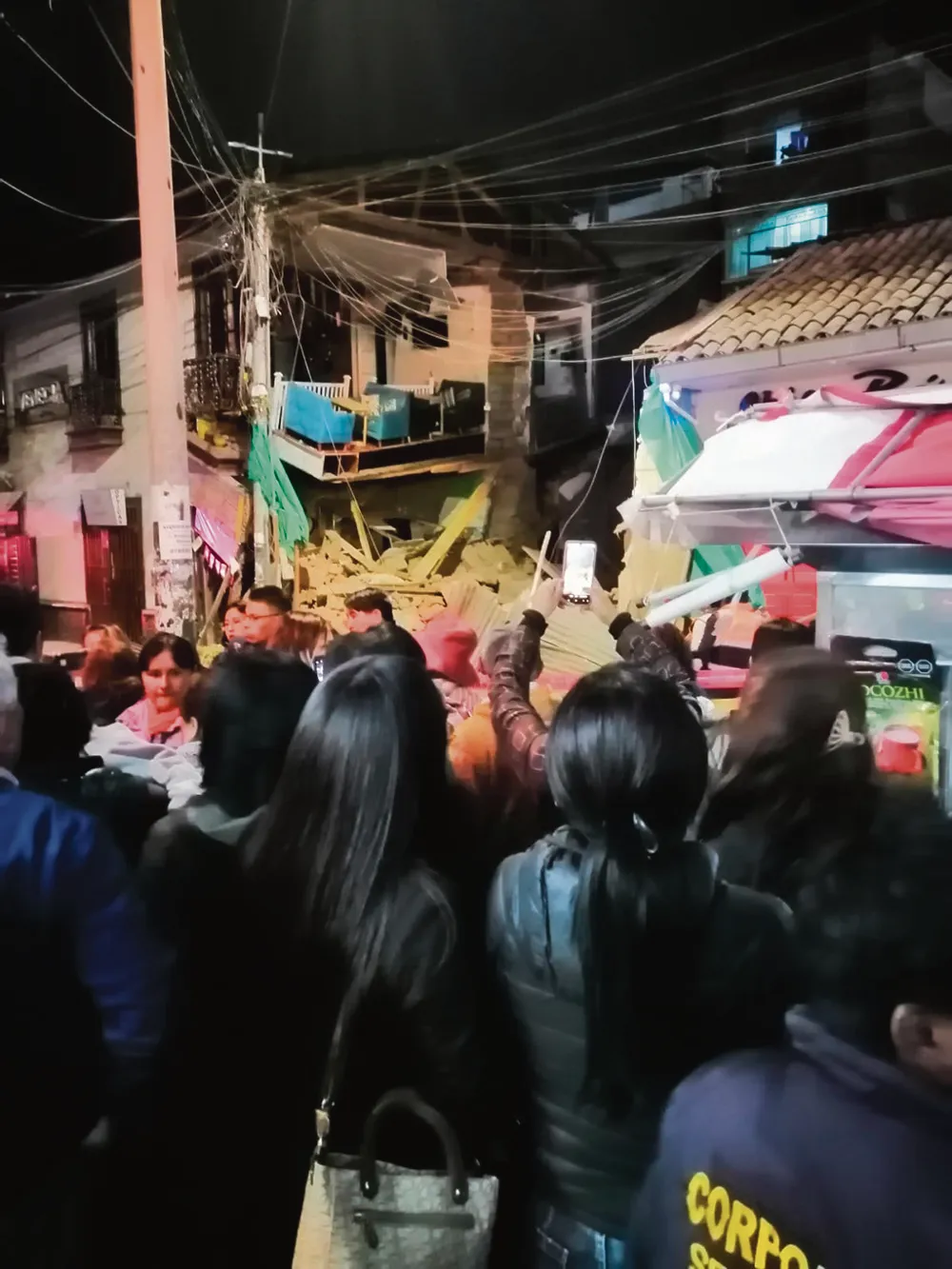NO SE REGISTRÓ DAÑOS PERSONALES: CAE CASONA EN PLENO CENTRO DE HUANCAYO
