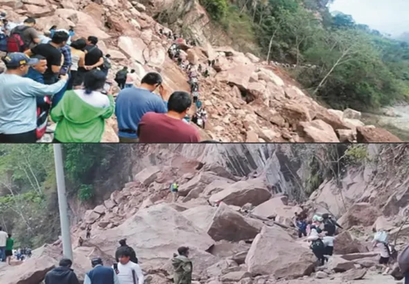 EN CARRETERA A SELVA CENTRAL: DERUMBE BLOQUEA TRÁNSITO DE VEHÍCULOS