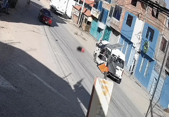 CRUZANDO LA PISTA: COMERCIANTE DE 73 AÑOS MUERE TRAS SER ATROPELLADA POR COMBI