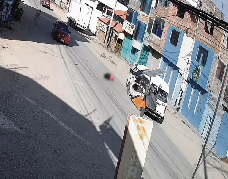 CRUZANDO LA PISTA: COMERCIANTE DE 73 AÑOS MUERE TRAS SER ATROPELLADA POR COMBI