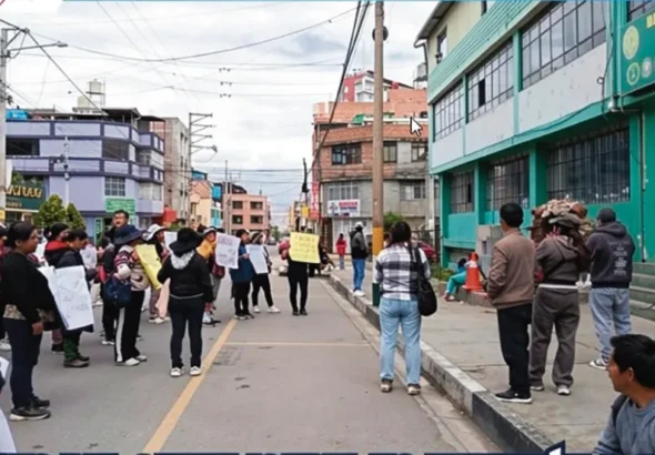 COMO PROTESTA: PADRES NO ENVIARÁN A SUS HIJOS AL COLEGIO SANTA ISABEL