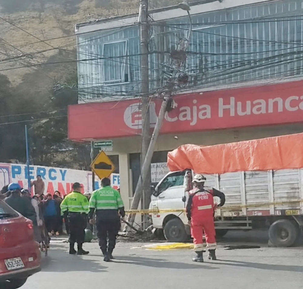 CAMIONETA DE DEVIANDES: SE DESPISTA, MATA A PEATÓN Y DEJA TRES HERIDOS EN LA OROYA