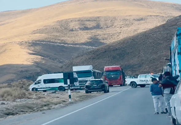 CHOQUE TRÁILER Y AUTOMÓVIL: GENERA CONGESTIÓN EN VÍA LA OROYA–TARMA