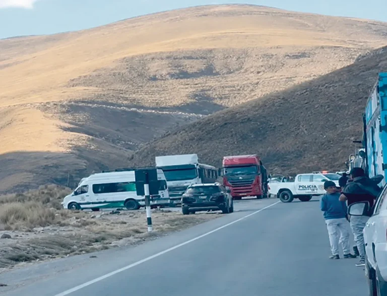 CHOQUE TRÁILER Y AUTOMÓVIL: GENERA CONGESTIÓN EN VÍA LA OROYA–TARMA